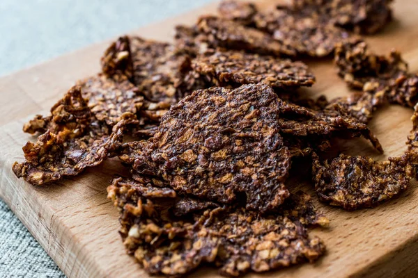 Elma ve tarçın fiş ahşap yüzey üzerinde.