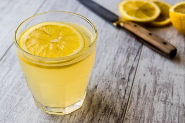 Limon likörü Limoncello limon beyaz tahta yüzeyi ile.