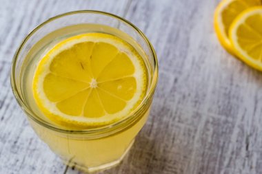 Limon likörü Limoncello limon beyaz tahta yüzeyi ile.