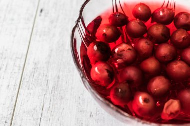 Ev yapımı kiraz kompostosu cam kase / Komposto