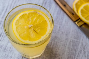 Limon likörü Limoncello limon beyaz tahta yüzeyi ile.