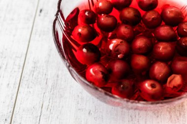 Ev yapımı kiraz kompostosu cam kase / Komposto