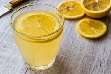 Limon likörü Limoncello limon beyaz tahta yüzeyi ile.