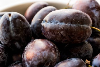 Bir kasede Damson Erik.