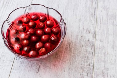 Ev yapımı kiraz kompostosu cam kase / Komposto