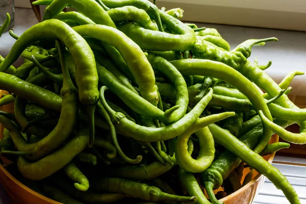 Pimientos verdes en un tazón amarillo en la cocina . —  Fotos de Stock