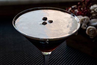 Kahve çekirdekleri ile espresso Martini kokteyl.