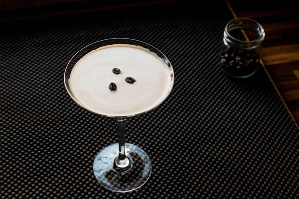 Cóctel Espresso Martini con granos de café . —  Fotos de Stock