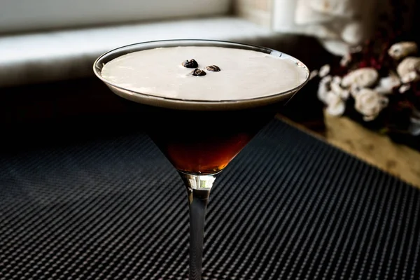 Espresso Martini Cocktail com grãos de café . — Fotografia de Stock