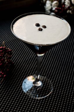 Kahve çekirdekleri ile espresso Martini kokteyl.