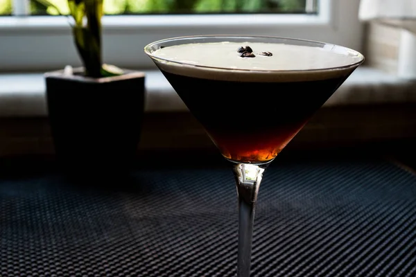 Cóctel Espresso Martini con granos de café . — Foto de Stock