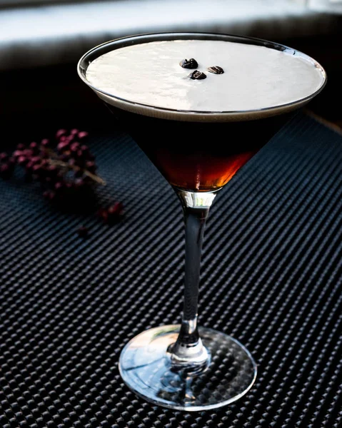 Espresso Martini Cocktail met koffiebonen. — Stockfoto
