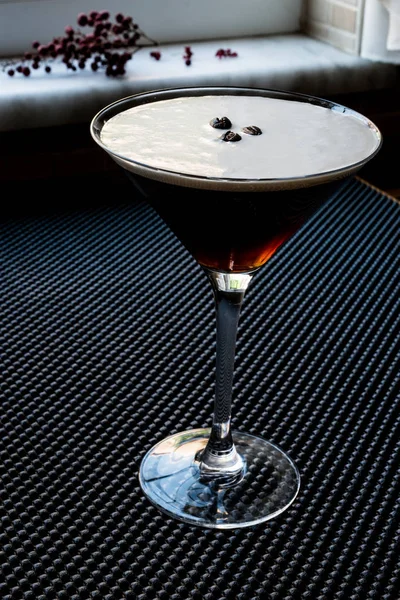 Espresso Martini Cocktail com grãos de café . — Fotografia de Stock