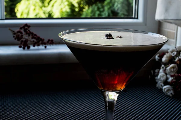 Cóctel Espresso Martini con granos de café . — Foto de Stock