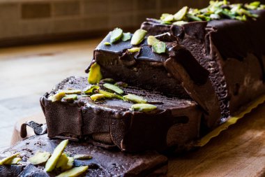 Semifreddo kek - çikolata sosu ve fıstık (yarı donmuş tatlı ile dondurma)