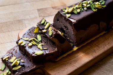 Semifreddo kek - çikolata sosu ve fıstık (yarı donmuş tatlı ile dondurma)