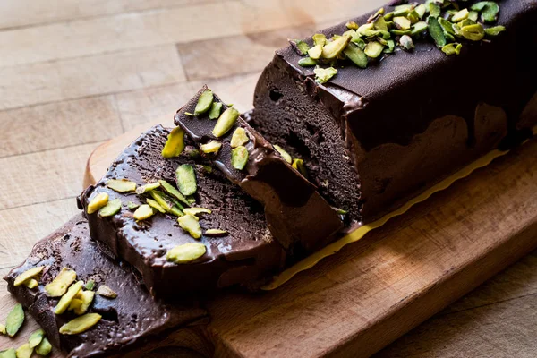 Semifreddo kek - çikolata sosu ve fıstık (yarı donmuş tatlı ile dondurma)