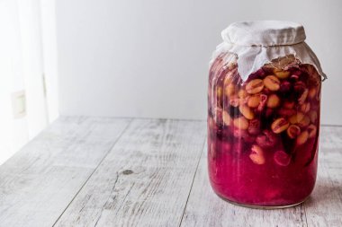 Bir şişe üzüm sirkesi.