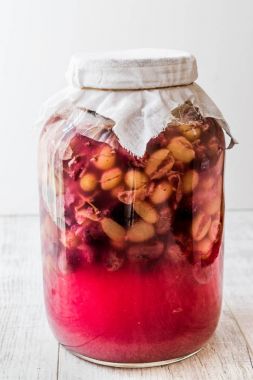 Bir şişe üzüm sirkesi.