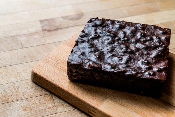 Brownie au chocolat sur surface en bois . — Photo