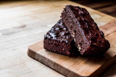 Ahşap yüzey üzerinde çikolatalı kek.