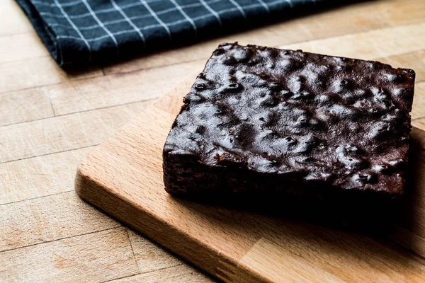 Ahşap yüzey üzerinde çikolatalı kek.