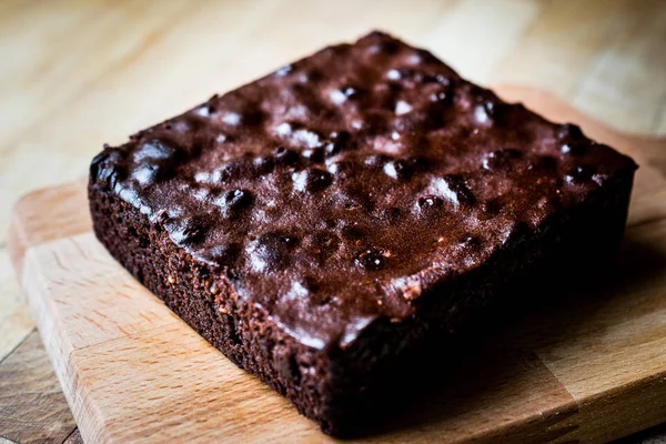 Brownie au chocolat sur surface en bois . — Photo