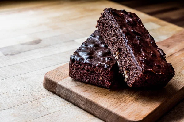 Ahşap yüzey üzerinde çikolatalı kek.