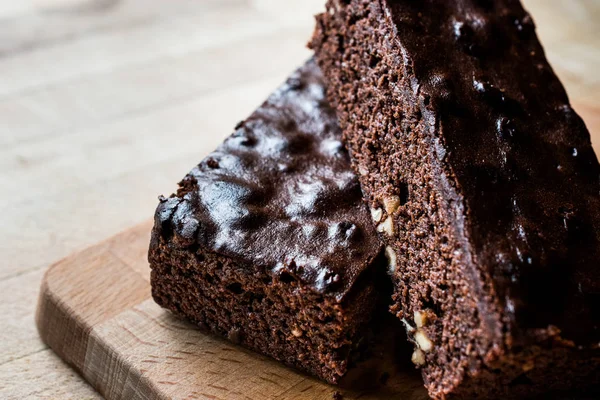 Ahşap yüzey üzerinde çikolatalı kek.