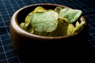 Wasabi fiş bir ahşap kase.