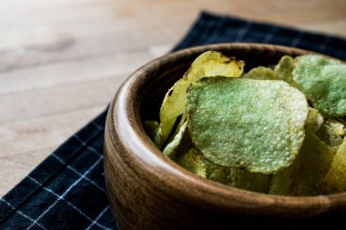 Wasabi fiş bir ahşap kase.