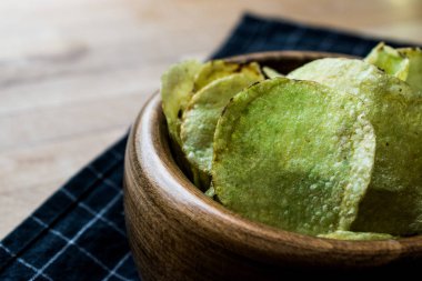 Wasabi fiş bir ahşap kase.