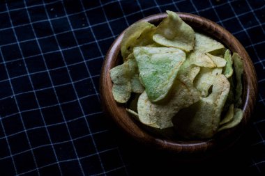 Wasabi fiş bir ahşap kase.