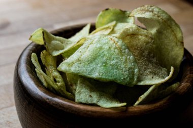 Wasabi fiş bir ahşap kase.