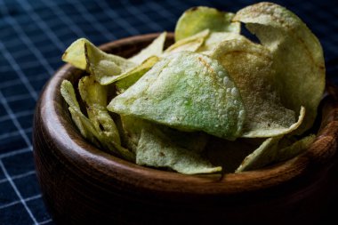 Wasabi fiş bir ahşap kase.