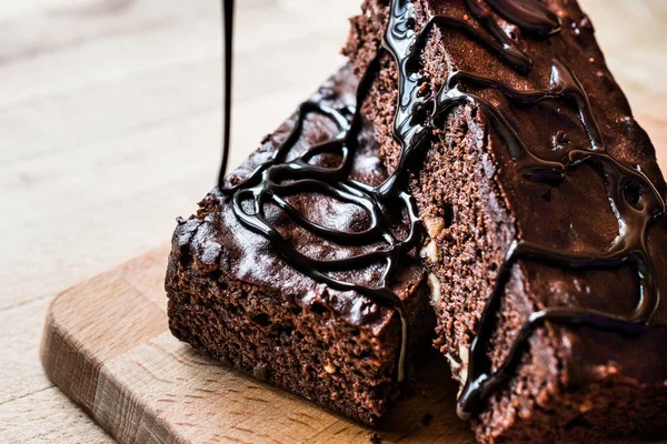 Despejar Molho de Chocolate para Bolo Brownie — Fotografia de Stock