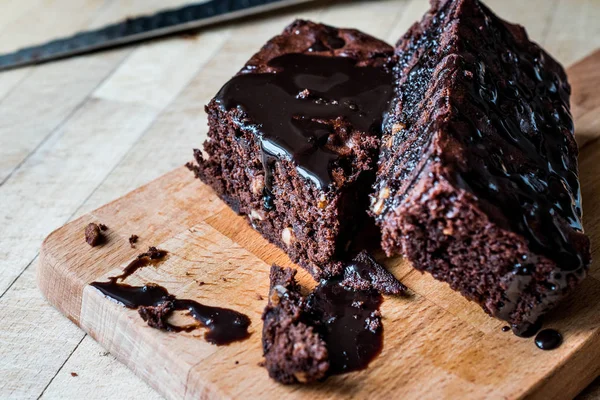 Ciasto Brownie z polewą czekoladową na powierzchni drewnianych. — Zdjęcie stockowe