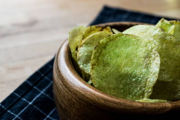 Wasabi fiş bir ahşap kase.