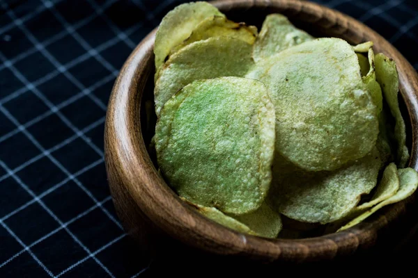 Wasabi fiş bir ahşap kase.