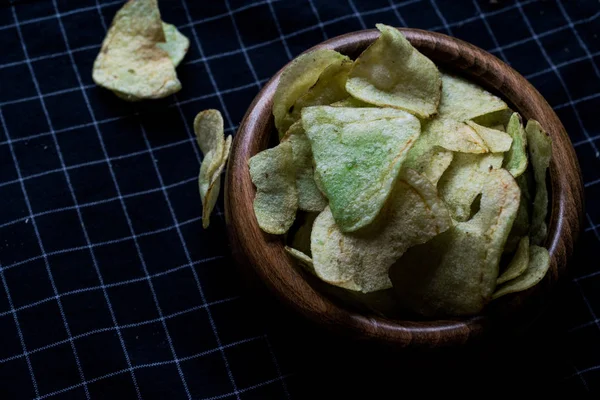 Wasabi fiş bir ahşap kase.