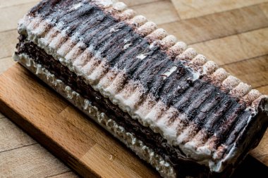 Semifreddo kek - çikolata ve vanilya ile dondurma. (yarı donmuş tatlısı)