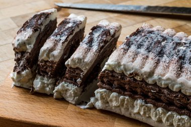 Semifreddo kek - çikolata ve vanilya ile dondurma. (yarı donmuş tatlısı)