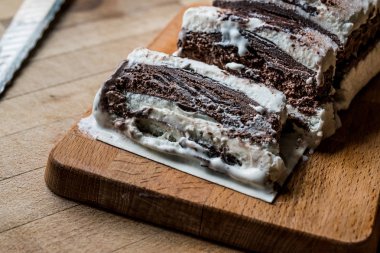 Semifreddo kek - çikolata ve vanilya ile dondurma. (yarı donmuş tatlısı)