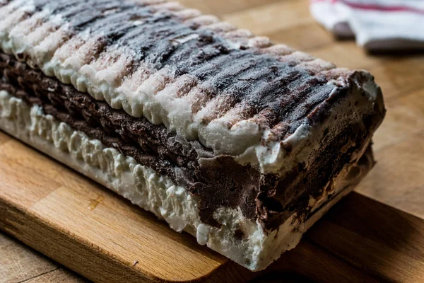 Gâteau Semifreddo - glace au chocolat et à la vanille. (dessert semi-congelé ) — Photo