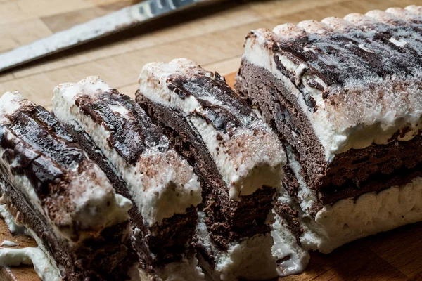 Semifreddo kek - çikolata ve vanilya ile dondurma. (yarı donmuş tatlısı)