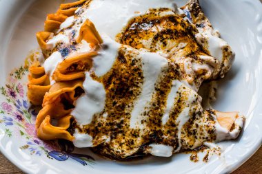 Türk Manti Manlama / Kayseri Mantisi / yoğurt Fried ile tereyağı sosu.