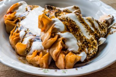 Türk Manti Manlama / Kayseri Mantisi / yoğurt Fried ile tereyağı sosu.