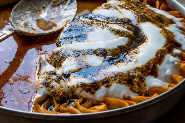 Турецкий манлама / кайсери мантиси / йогурт с соусом из жареного масла . — стоковое фото