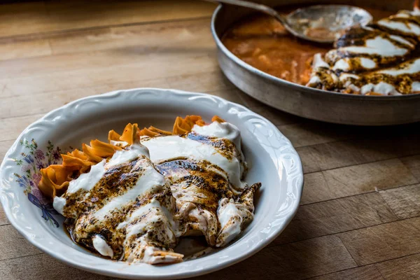 Türk Manti Manlama / Kayseri Mantisi / yoğurt Fried ile tereyağı sosu.