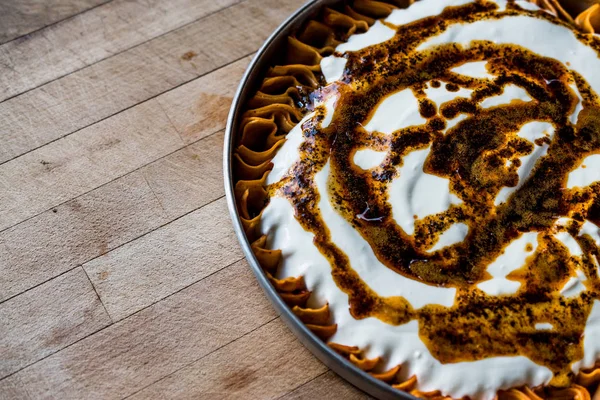 Turkish Manti Manlama / Kayseri Mantisi / Yogurt with Fried Butter Sauce. — Stock Photo, Image